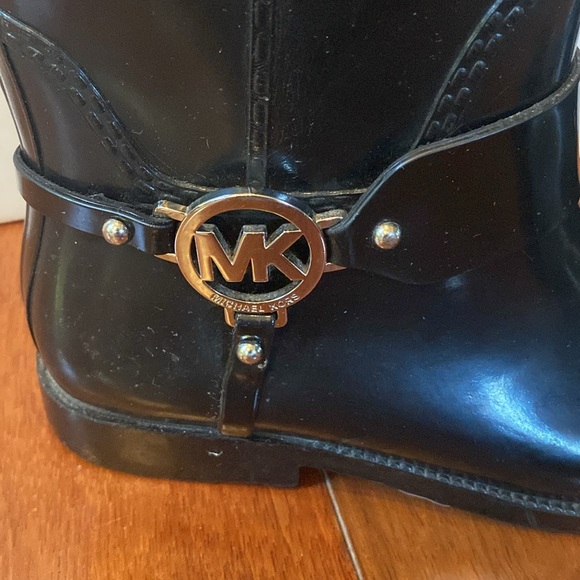 Michael Kors black tall rain snow boots harness w/ silvertone logo sz 8 - Picture 4 of 12
